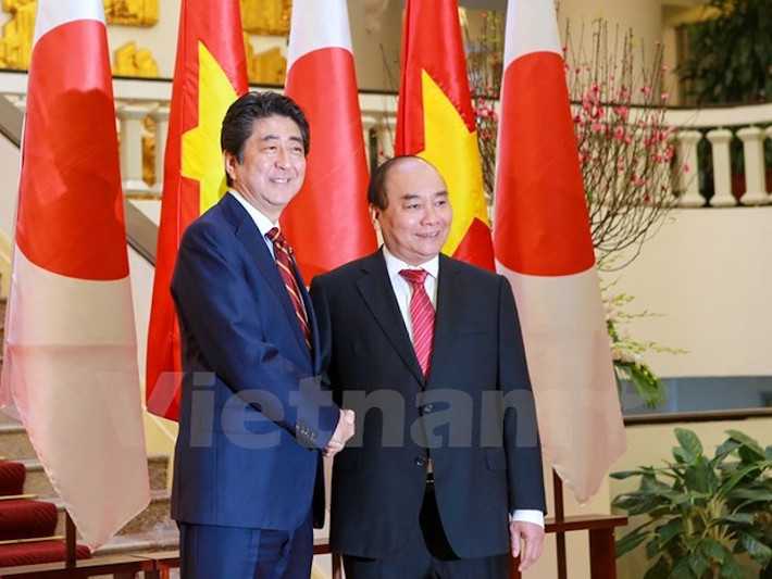 Thủ tướng Nguyễn Xuân Phúc và Thủ tướng Abe đã có cuộc hội đàm và chứng kiến lễ ký kết văn kiện giữa đại diện hai nước gồm Công hàm trao đổi Chương trình ứng phó với biển đổi khí hậu chu kỳ 7, Hiệp định vay Dự án Quản lý kinh tế và Nâng cao năng lực cạnh tranh (EMCC), Hợp đồng đầu tư Nhà máy nhiệt điện Vũng Áng 2. (Ảnh: Minh Sơn/Vietnam+)