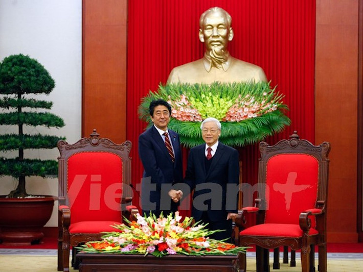Tại Văn phòng Trung ương Đảng, Thủ tướng Shinzo Abe đã gặp và chào xã giao thân mật với Tổng bí thư Nguyễn Phú Trọng. (Ảnh: Minh Sơn/Vietnam+)