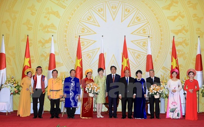 Trong chiêu đãi chính thức tối 16/1, Thủ tướng Nguyễn Xuân Phúc nhấn mạnh người Việt Nam và người Nhật Bản yêu mến và tin tưởng nhau, ủng hộ nhau để xây dựng đất nước vững mạnh, đóng góp vào hòa bình, ổn định và phát triển của khu vực châu Á và thế giới. (Ảnh: Minh Sơn/Vietnam+)