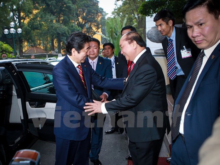 Ông Abe là người có nhiều nỗ lực trong việc củng cố quan hệ Việt – Nhật suốt những năm qua. Đây là chuyến thăm Việt Nam thứ ba của Thủ tướng Abe. (Ảnh: Minh Sơn/Vietnam+)