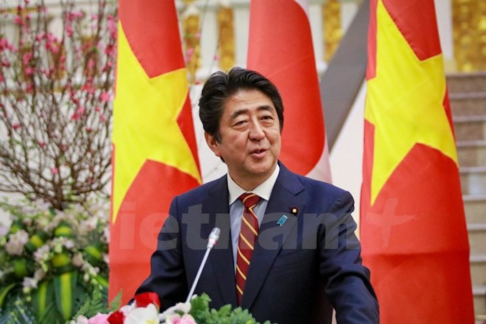 Thủ tướng Shinzo Abe tuyên bố Nhật Bản quyết định sẽ đóng 6 tàu tuần tra mới cho Việt Nam. Các tàu này trị giá 38,5 tỷ yên, tương đương 338 triệu USD, nằm trong khoản Hỗ trợ Phát triển Chính thức (ODA) mới trị giá tổng cộng 123 tỷ yên (tương đương 1,05 tỷ USD) mà Nhật dành cho Việt Nam. (Ảnh: Minh Sơn/Vietnam+)