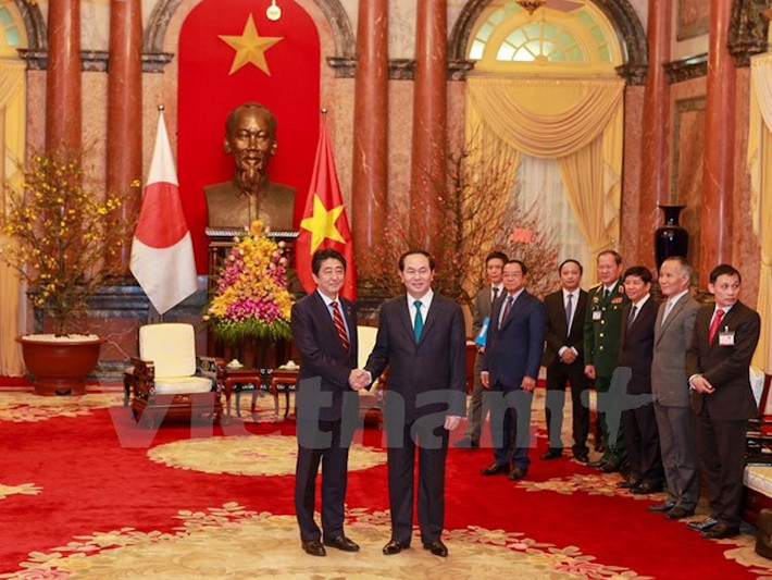 Chiều cùng ngày, ông Abe đã có cuộc gặp gỡ với Chủ tịch nước Trần Đại Quang tại Phủ Chủ tịch. (Ảnh: Minh Sơn/Vietnam+)