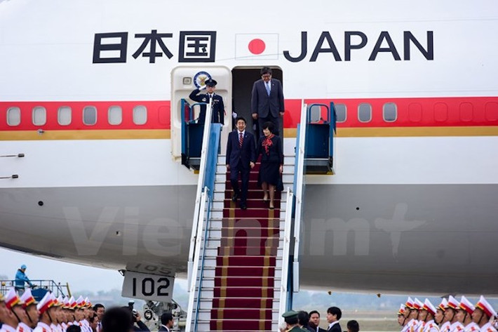 Chiều 16/1, Thủ tướng Nhật Bản Shinzo Abe cùng phu nhân đã đặt chân xuống sân bay Nội Bài bắt đầu chuyến thăm chính thức Việt Nam trong hai ngày.