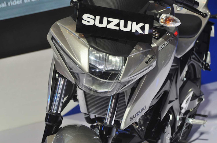 Được coi là phiên bản naked-bike của GSX-R150, GSX-S150 cũng thừa hưởng thiết kế mới đầy sắc sảo từ "người anh em" sportbike. Sự tương đồng về kiểu dáng giữa hai mẫu xe được thể hiện rõ nhất ở phần đầu GSX-S150, với đèn pha LED "bê nguyên" từ GSX-R150.