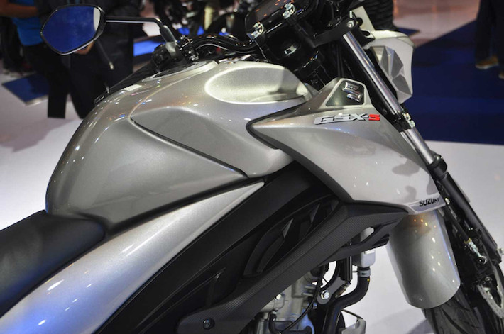 Là một mẫu naked bike, GSX-S150 đã không còn bộ quây gió ở hai bên thân nữa. Thay vào đó, chiếc xe có các tấm ốp góc cạnh chạy từ phần đầu và nối liền với bình xăng. Bên cạnh đó, bộ khung xe cũng đã được ốp kín bởi một tấm ốp với những đường nét dập nổi sắc cạnh.