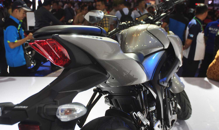 Tương tự như như mẫu xe môtô thể thao cỡ nhỏ GSX-R150, phần đuôi của GSX-S150 cũng được vuốt cao và hẹp với đèn hậu đặt dọc. Trong khi đó, các đèn xi-nhan được tích hợp chung với pát biển số.