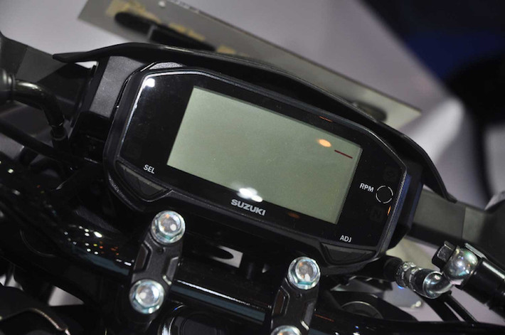 Cũng giống như "người anh em" Raider 150 và GSX-R150 từng ra mắt tại thị trường Việt Nam, GSX-S150 có bảng đồng hồ điện tử hoàn toàn với đầy đủ các chức năng. Thay vì tay lái clip-on, chiếc xe đã được thay ghi-đông truyền thống để đem tới tư thế ngồi thoải mái hơn.
