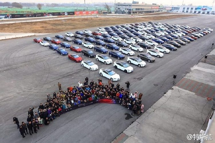 Trong những ngày đầu năm 2016, hàng trăm chủ siêu xe điện Tesla tại Trung Quốc đã cùng nhau hội tụ tại Bắc Kinh, Trung Quốc để họp mặt và cùng nhau lập kỷ lục Guinness với dàn xe Tesla lớn nhất Thế giới.
