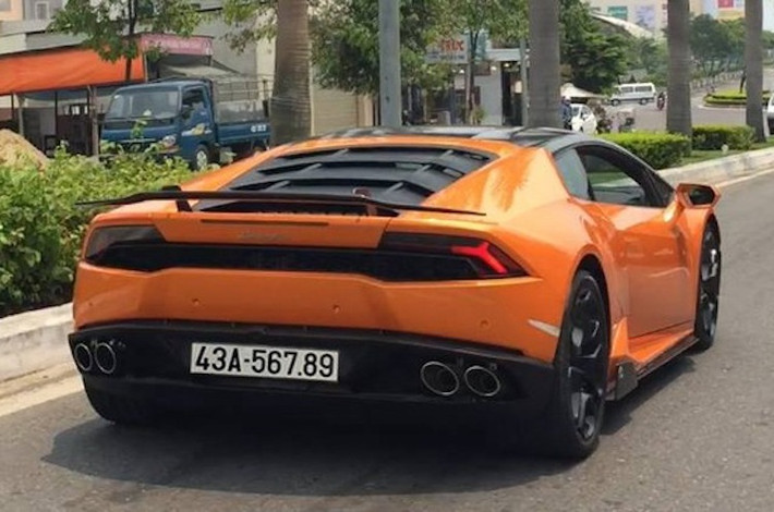 Bên cạnh biển "khủng", chiếc Huracan này còn khiến dân chơi xe chú ý bởi được trang bị gói độ khí động học Verona Editizione của hãng Vorsteiner tới từ Mỹ, bao gồm các tấm nẹp bodykit bằng sợi carbon và cánh đuôi. Được biết giá trị của gói độ này là 10.270 USD (tương đương 240 triệu đồng) tại nước ngoài, chưa bao gồm công lắp ráp.
