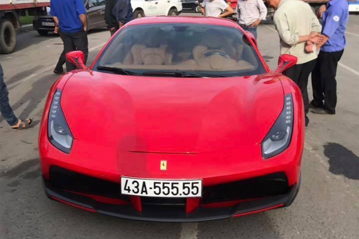 Trong khi đó, chiếc siêu xe nổi bật thứ 2 của đại gia Đà Nẵng là Ferrari 488 GTB với màu đỏ truyền thống Rosso Corsa cũng vừa được "ra biển trắng" chỉ trong tháng 1/2017 này, sau 5 tháng kể từ ngày chiếc xe được đưa về nước.