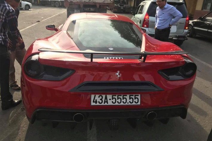 Thay vì biển số tiến, chiếc siêu xe Ferrari này đã được đăng ký với biển số "ngũ quý" 5 cũng đẹp không kém. Ngoài ra, chiếc 488 GTB cũng được trang bị gói bodykit bằng sợi carbon theo phong cách tương tự Huracan của chủ nhân, nhưng được sản xuất bởi hãng Novitec Rosso tới từ Đức.