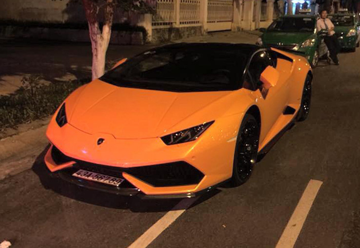 Trong đó, chiếc Lamborghini Huracan màu cam đã gây xôn xao khi lăn bánh vào khoảng tháng 4/2016 trên đường phố Đà Nẵng. Được biết siêu xe này đã có mặt tại Đà Nẵng từ đầu năm 2016 và là chiếc Huracan thứ 9 được đưa về Việt Nam.
