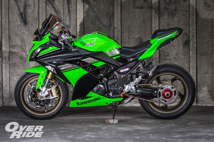 Chính vì vậy, Warner Biker đã thu nhặt những phụ tùng từ nhiều dòng superbike nổi tiếng Thế giới và tìm cách "chế cháo" chúng vào Ninja 300. Ở phía trước, "dàn chân" của chiếc xe đã được độ lại cực "khủng" với cặp phuộc Ohlins kèm heo Brembo lấy từ BMW S1000RR, được bắt vào chảng 3 của Aprilia RSV4.
