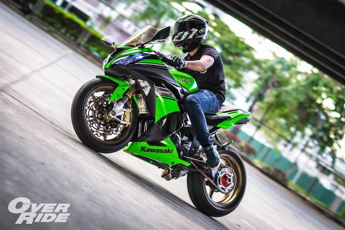 Để đem lại cảm giác điều khiển tốt hơn, chiếc xe môtô Ninja 300 đã được thay dàn để chân nhôm CNC mới, cùng với tay lái clip-on kèm cùm phanh Brembo RCS 19 và tay côn CRG. Khối động cơ 2 xi-lanh của chiếc xe không có thay đổi gì, chỉ gắn thêm bảo vệ két tản nhiệt Farrow NewGen và độ pô Termignoni lon carbon.