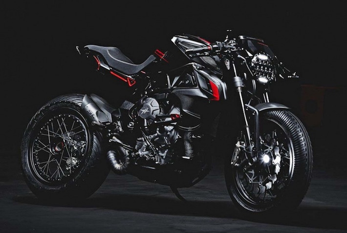 Theo ông Valter Esposito - Giám đốc điều hành hãng Valter Moto, MV Agusta Dragster 800 Blackout là một mẫu "cafe racer hiện đại" với cảm hứng thiết kế lấy từ môtô đua và những chiếc xe ôtô độ.