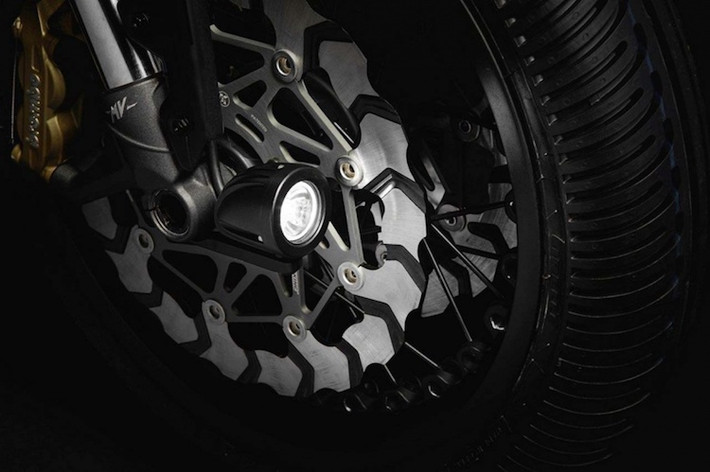 So với 800 Dragster thường, MV Agusta Dragster 800 Blackout cũng đã được thay cặp phanh đĩa trước có dạng lưỡi cưa độc đáo. Nằm bên dưới phuộc là bộ đèn LED Valter siêu dọn, tăng độ sáng trong đêm.