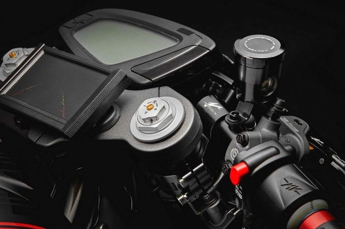 Một điểm đặc biệt của Dragster 800 Blackout đó là chiếc xe không được trang bị gương chiếu hậu. Thay vào đó, nằm ở chảng 3 là một màn hình màu độ phân giải HD nối với camera góc rộng 170 độ ở phía sau xe.