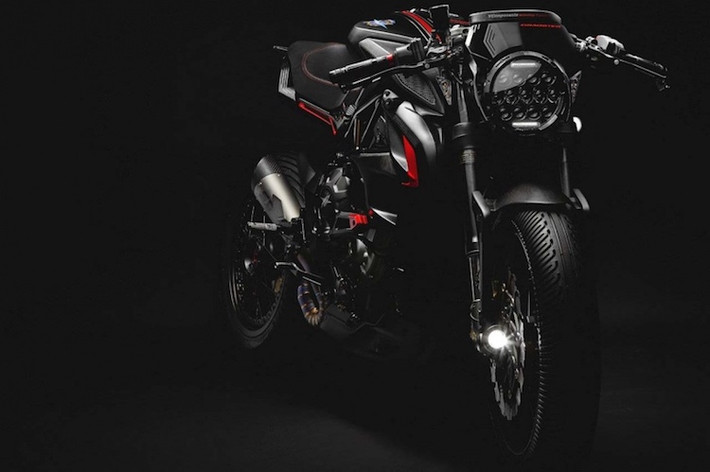 Đúng như tên gọi (Blackout nghĩa là Mất điện), MV Agusta Dragster 800 Blackout có ngoại hình cực "ngầu" nhờ toàn thân xe được sơn kết hợp giữa đen mờ và đen bóng. Thay đổi lớn đầu tiên của chiếc xe là bộ đèn pha LED tròn mới ở phía trước.