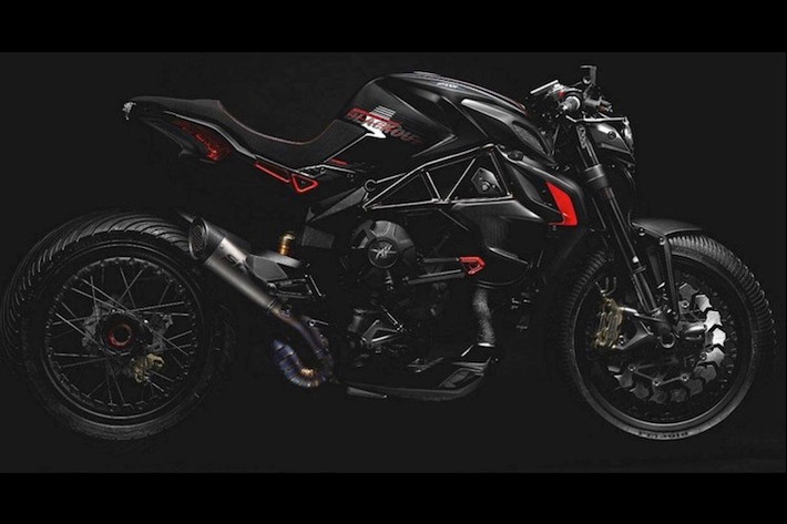 Giống như phiên bản Dragster 800 thường, MV Agusta Dragster 800 Blackout được trang bị động cơ 3 xi-lanh thẳng hàng có công suất tối đa 125 mã lực và mô-men xoắn cực đại 81 Nm. Thay đổi duy nhất liên quan tới động cơ xe là hệ thống xả SC Project S1 lấy từ chiếc xe đua MV Agusta F4 tại giải WSBK.