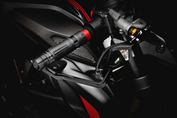 Theo phong cách cafe racer, chiếc xe đã được thay cặp tay lái clip-on thể thao thay vì ghi-đông như Dragster 800 thường. Valter Moto cũng đã cung cấp các phụ kiện như dàn để chân, tay phanh/côn, bình dầu, nắp xăng, xi-nhan và pát biển số cho MV Agusta Dragster 800 Blackout.