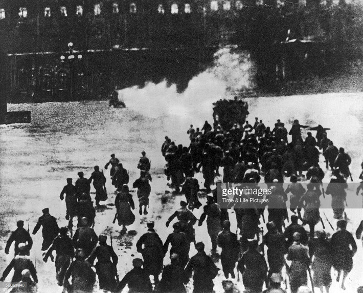 Những người Bolshevik tràn vào Cung điện Mùa Đông để giành chính quyền từ chính phủ tư sản lâm thời ngày 7/11/1917, một hình ảnh biểu tượng về cuộc Cách mạng Tháng Mười Nga. Ảnh: Getty.