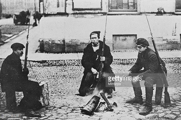Các chiến sĩ của đội Tự vệ Đỏ trên đường phố Petrograd sau khi cách mạng thành công. Ảnh: Getty.