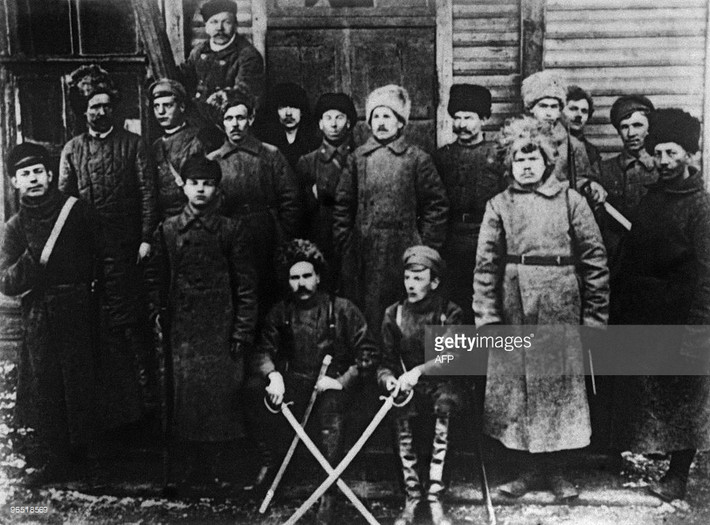 Công nhân nhà máy Oboukhow ở Petrograd biểu thị quyết tâm bảo vệ thành quả của cuộc Cách mạng Tháng Mười. Ảnh: Getty.