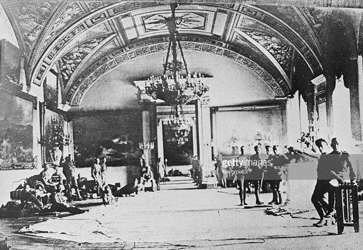 Các chiến sĩ Bolshevik trong một sảnh đường của Cung điện Mùa Đông sau khi cuộc cách mạng thành công. Ảnh: Getty.