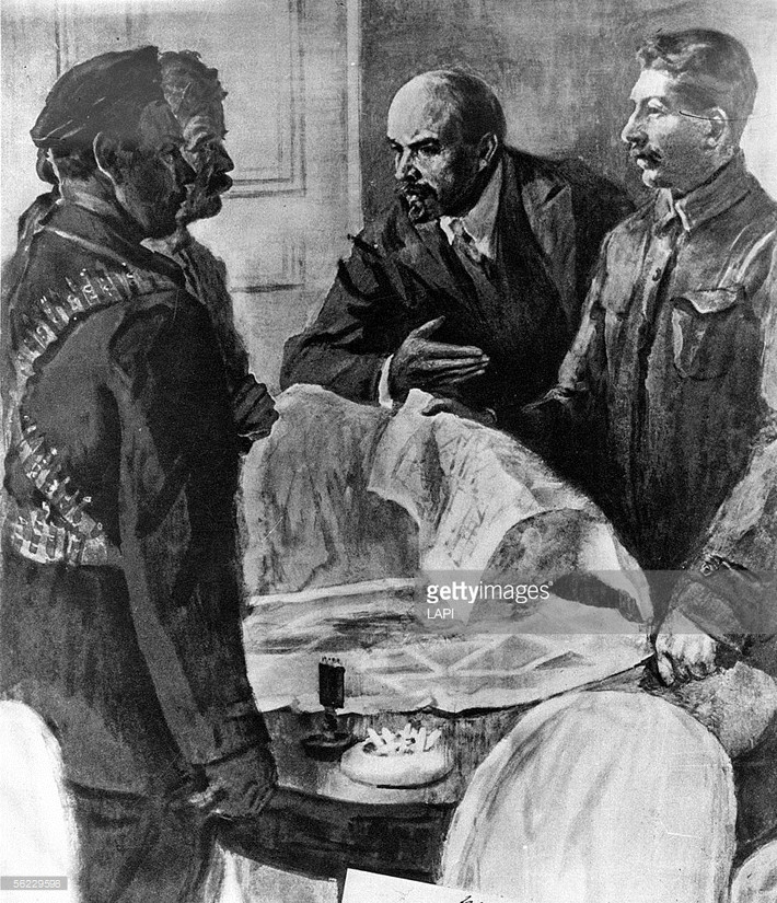 Tranh vẽ Lê-nin và Stalin, hai lãnh đạo trọng yếu của Đảng Bolshevik đang chỉ đạo cuộc Cách mạng Tháng Mười. Ảnh: Getty.