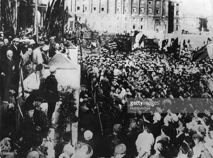 Một cuộc mít-tinh với sự tham gia của các lãnh đạo Đảng Bolshevik và hàng nghìn quần chúng sau Cách mạng Tháng Mười. Ảnh: Getty.