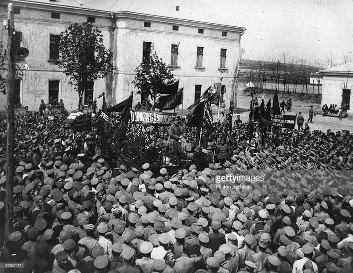 Một cuộc mít-tinh của quân đội Bolshevik trong những ngày sục sôi khí thế cách mạng. Ảnh: Getty.
