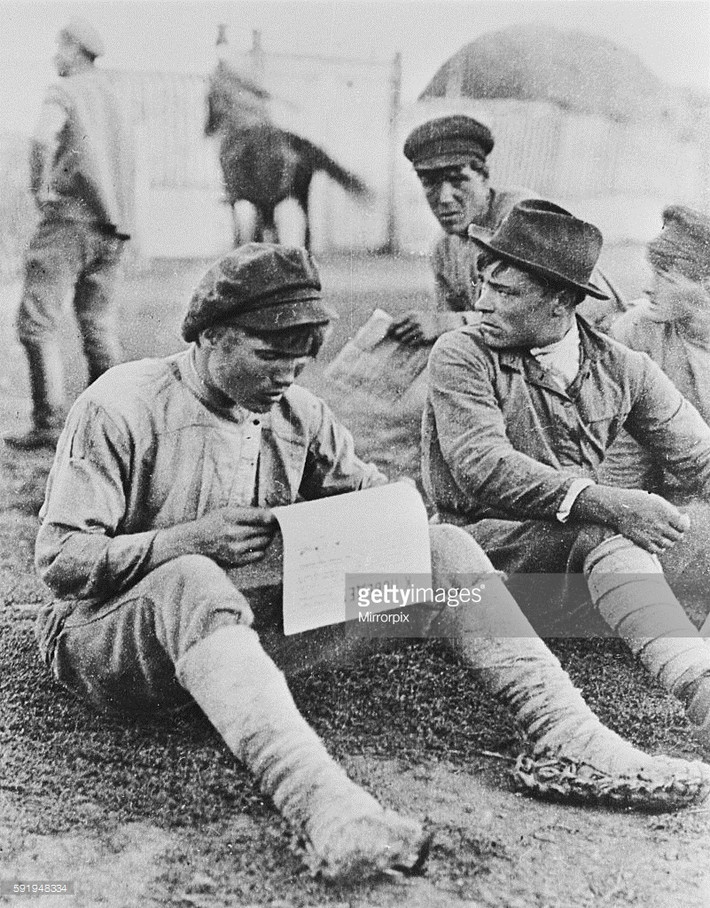 Các chiến sĩ Bolshevik đọc báo trong thời gian cuộc Cách mạng Tháng Mười đang diễn ra. Ảnh: Getty.