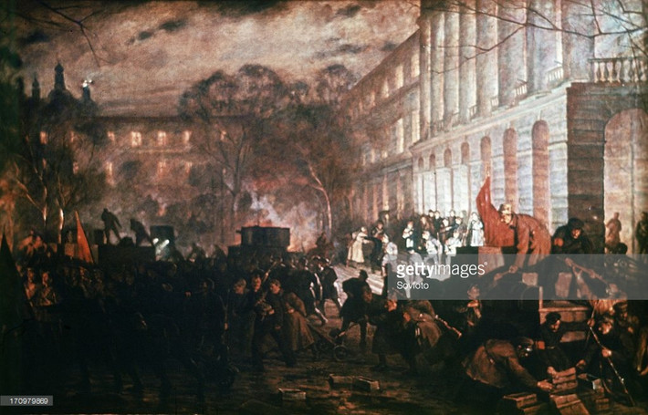 Điện Smolny, trung tâm chỉ huy của Đảng Bolshevik trong Cách mạng Tháng Mười, tranh của họa sĩ V. Kuznetsov. Ảnh: Getty.