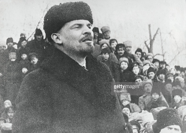 Nhà cách mạng Lê-nin trong một buổi nói chuyện với quần chúng ở Moscow sau cách mạng. Ảnh: Getty.