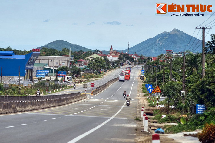 Đèo dài 6 km, đỉnh cao khoảng 250m, nằm trên quốc lộ 1A cũ, vượt qua dãy Hoành Sơn - một phần dãy Trường Sơn chạy ngang ra biển Đông.