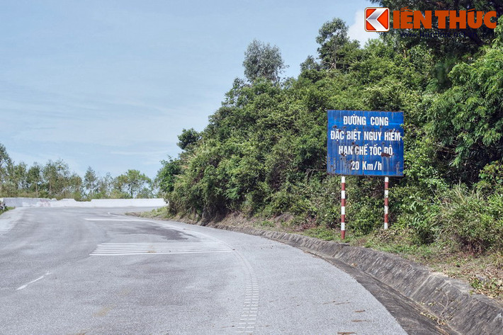 Bước sang thế kỷ 20, đèo Ngang vẫn là một tuyến đường huyết mạch của miền Trung. Trong hai cuộc kháng chiến chống Pháp và chống Mỹ, con đèo này đã hứng chịu nhiều bom đạn của kẻ thù.