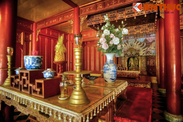 Trung tâm của tòa miếu là khám thờ bài vị của Hưng Tổ Hiếu Khang Hoàng đế và Hoàng hậu - song thân của vua Gia Long.