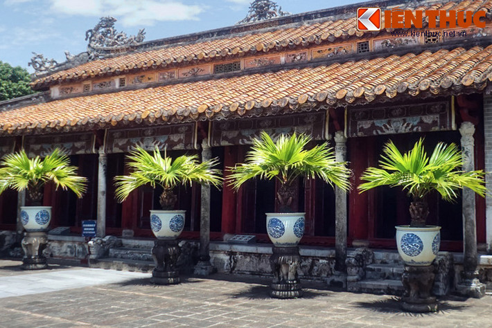 Đằng trước miếu có một hàng cột gồm đứng trên mặt sân được xây bằng xi măng giả đá. Ở đầu cột đắp hình hoa sen đỡ lấy cấu trúc gỗ phía trên.