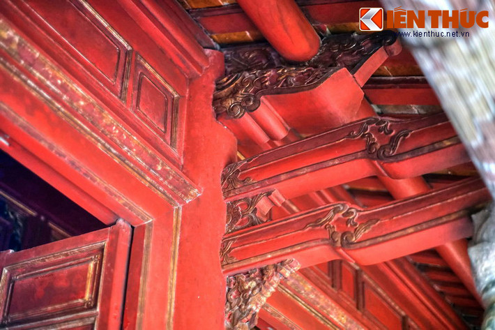 Việc di dời An Khánh Vương từ và tái lập Hưng Miếu được thực hiện năm 1951. Về cơ bản, Hưng Miếu kế thừa kiến trúc của An Khánh Vương từ. Nhưng vì mặt bằng của Hưng Miếu cũ nhỏ hơn nên khi xây dựng người ta buộc phải di dời hai hàng cột mỗi bên và cắt bớt một số mái ở cả hai bên.