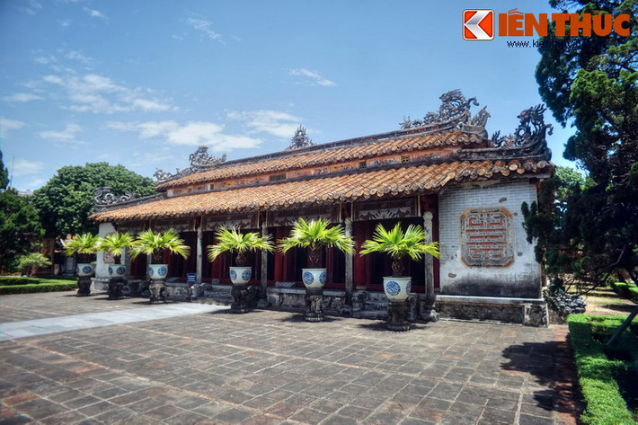 Nằm ở phía Tây Nam Hoàng thành Huế, Hưng Tổ Miếu hay Hưng Miếu (Hưng nghĩa là khởi nghiệp, nghĩa khác là thịnh vượng) là ngôi miếu thờ Thế tử Nguyễn Phúc Luân (hay Nguyễn Phúc Côn) và bà Nguyễn Thị Hoàn - song thân của vua Gia Long.