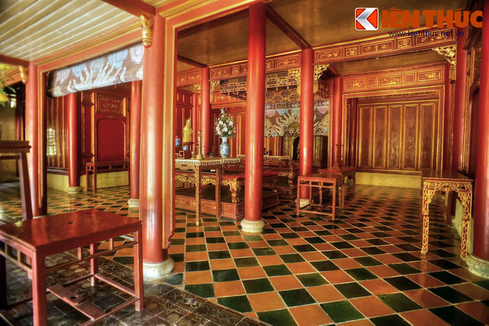 Ở phía trong, miếu được chống đỡ bằng 72 cột gỗ, chia thành 9 hàng từ trước đến sau và 8 hàng từ trái sang phải, kê chân trên đá tảng.