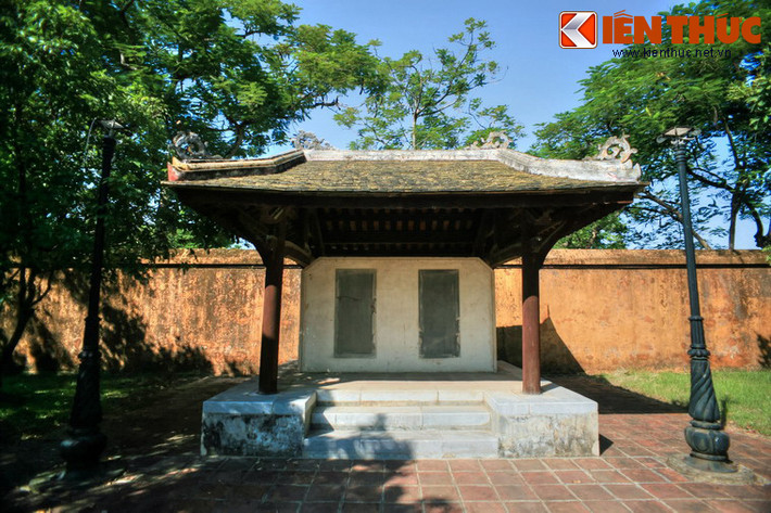 Bên trái khuôn viên miếu hiện vẫn còn hai bia đá: bia đá dựng năm 1804 khắc bài văn Ngự chế của Gia Long và bia đá dựng năm 1821 khắc bài văn Ngự chế của Minh Mạng nói lại lịch sử xây dựng Hưng Miếu và Thế Miếu.