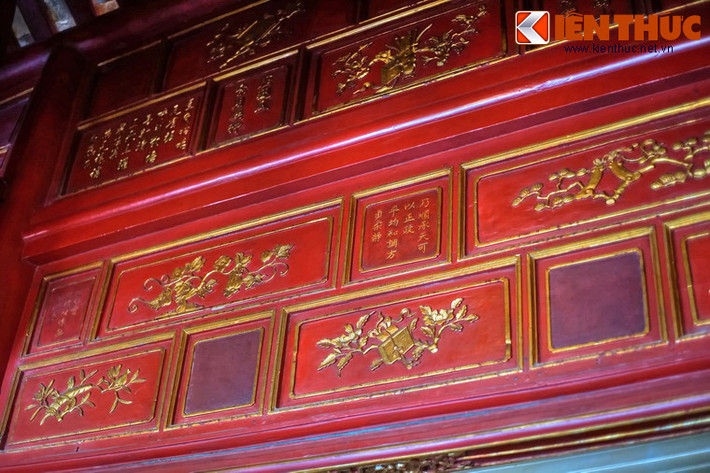 Hệ thống liên ba của miếu chia làm bốn tầng, mỗi tầng phân khoảng thành các ô hộc được trang trí theo lối Nhất thi Nhất họa khắc nổi nhiều chủ đề, mang đậm nét văn hóa cung đình.