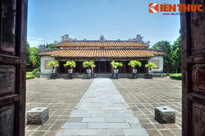 Sân trước Hưng Miếu có hình chữ nhật, được lát gạch bát tràng. Giữa sân là đường thần đạo lát bằng đá thanh, chạy từ bậc thềm ra đến cổng phía trước. Song song với hàng cột hiên là dãy các chậu sứ trồng cây cảnh đặt trên đôn bằng đá.