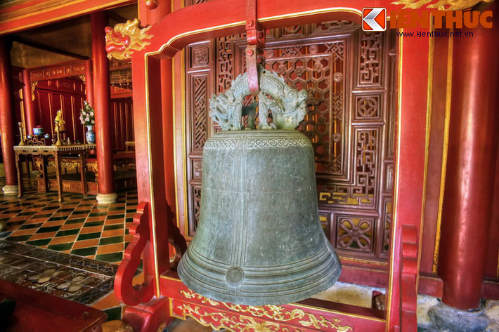 Tháng 2/1947, trong bối cảnh chiến tranh, Hưng Miếu bị đốt cháy cùng nhiều cung điện khác trong Hoàng thành. Đến năm 1950, cựu hoàng Bảo Đại về Huế mua lại An Khánh Vương từ (nơi thờ con trai thứ 12 của vua Gia Long) với giá 300.000 đồng (tiền lúc ấy) để dựng lại thành Hưng Miếu mới.