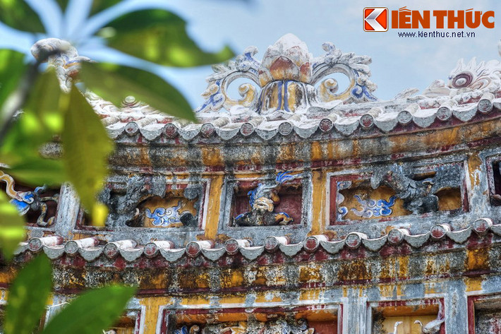 Đến năm 1821, vua Minh Mạng cho dời Hoàng Khảo Miếu lùi về phía sau địa điểm cũ 50m để sử dụng khu đất của Hoàng Khảo Miếu xây Thế Miếu. Công việc di dời diễn ra từ ngày 23/3 - 16/4/1821. Sau khi hoàn tất vua cho đổi tên khu miếu thành Hưng Tổ Miếu.