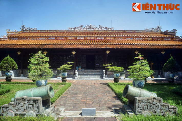 Về mặt lịch sử, điện Long An đã trải qua rất nhiều thăng trầm, từng vài lần chuyển đổi công năng và một lần phải di dời địa điểm.