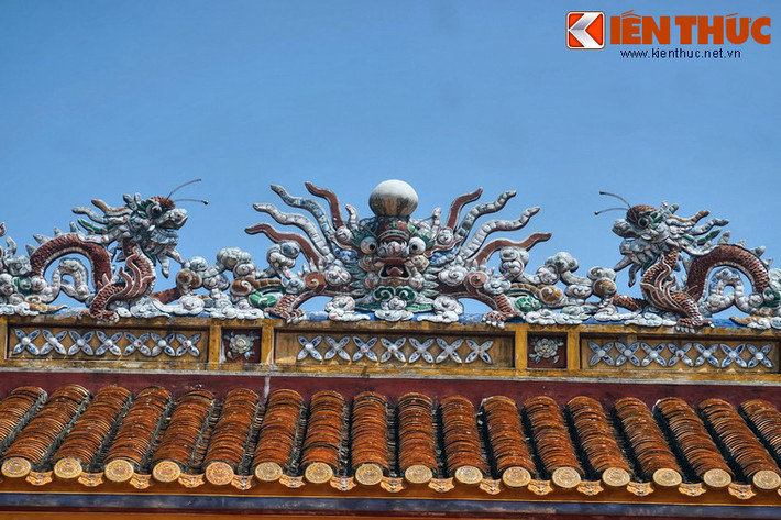Hình tượng lưỡng long tranh châu trang trí trên đỉnh mái.