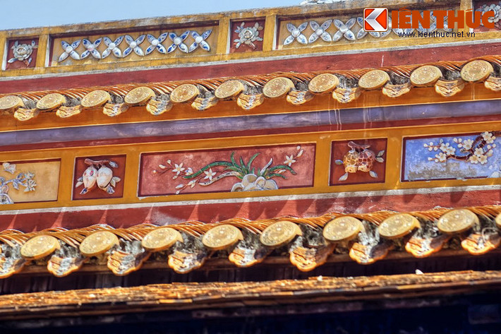 Sau khi cung Bảo Định bị triệt giải năm 1909, điện Long An được dời về vị trí hiện nay để làm Tân Thơ Viện - nơi lưu giữ hàng ngàn tư liệu bằng chữ Hán và cả chữ Pháp, chữ Anh - chủ yếu phục vụ cho các học sinh của trường Quốc Tử Giám gần đó.