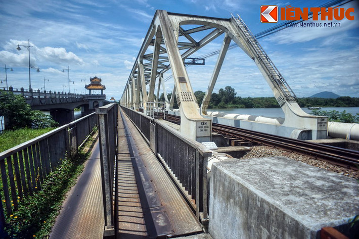 Cả hai cây cầu này đều có lối nhỏ hai chiều nằm ở một bên dành cho người đi xe hai bánh.